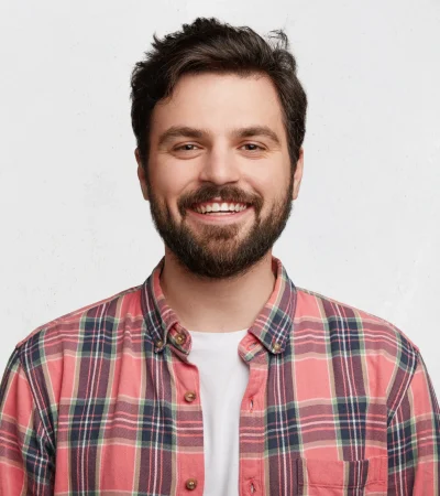 young-bearded-man-with-striped-shirt